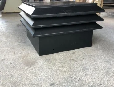 Siyah metal demir doğrama havalandırma kapağı, dayanıklı ve sağlam yapıda üretilmiştir.