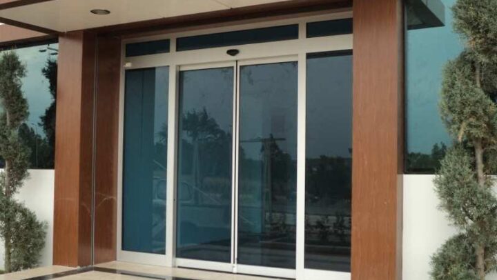 Yıldırım Kepenk tarafından tasarlanan modern ve şık fotoselli kapı, Ankara'daki iş yerleri için estetik ve işlevsellik sunuyor.