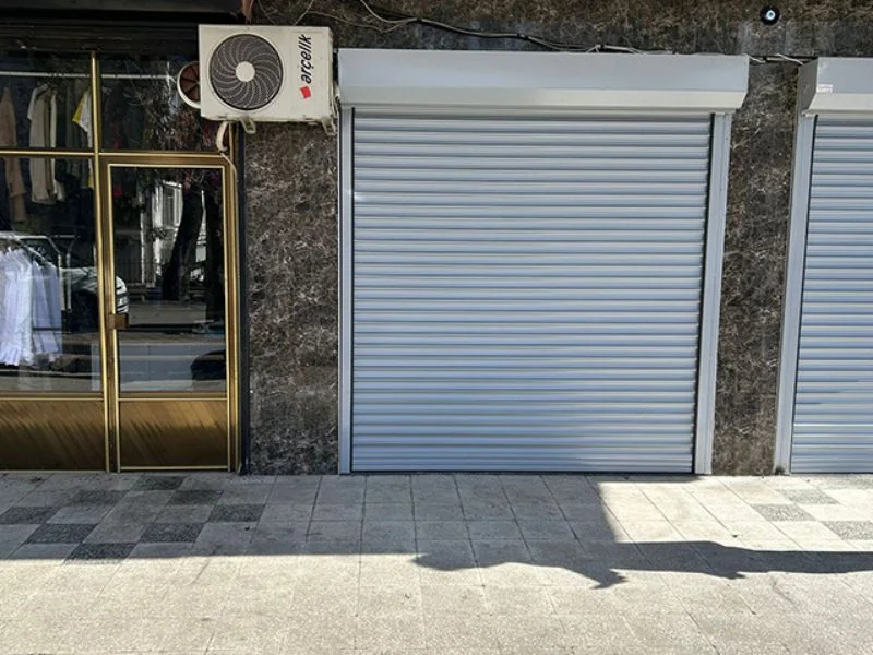 Yıldırım Kepenk tarafından montajı yapılan Ankara'daki modern ve gri otomatik kepenk sistemi.