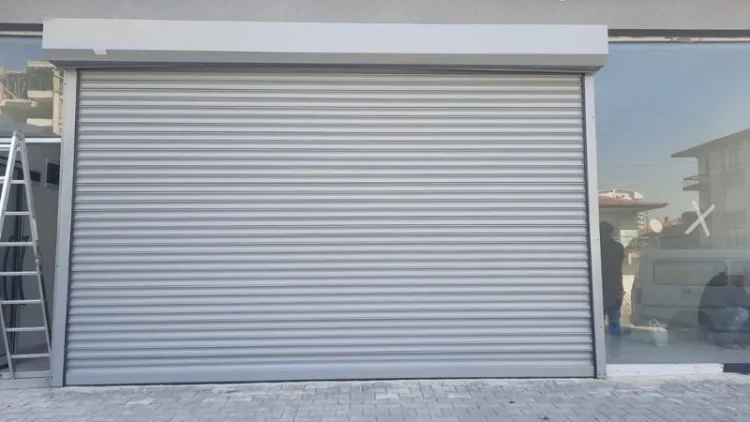 Ankara'da Yıldırım Kepenk tarafından dükkan kapısına montaj edilen gri sac kepenk sistemi.