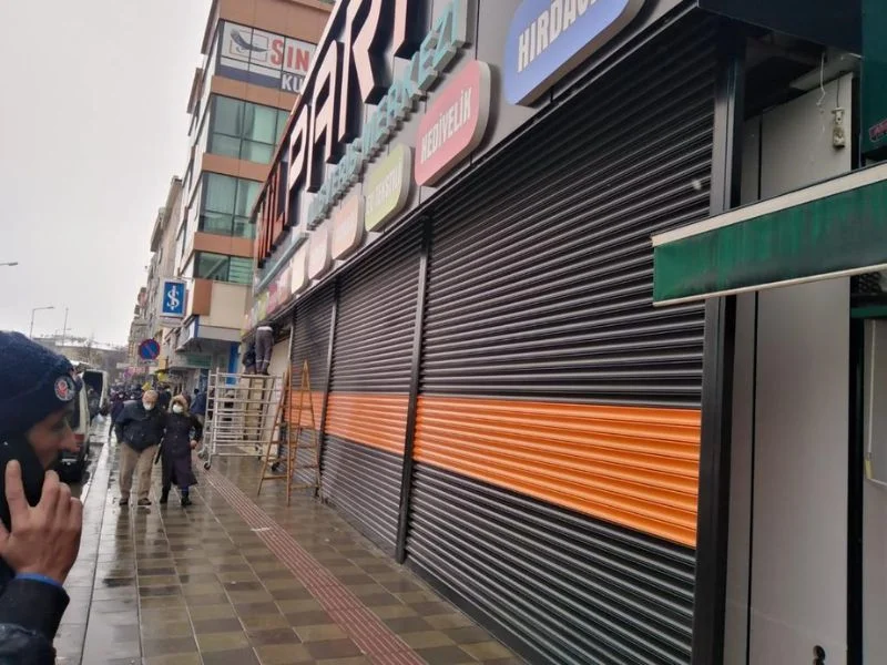 Ankara’da Yıldırım Kepenk tarafından montajı yapılan siyah ve turuncu renkli otomatik kepenk sistemi.