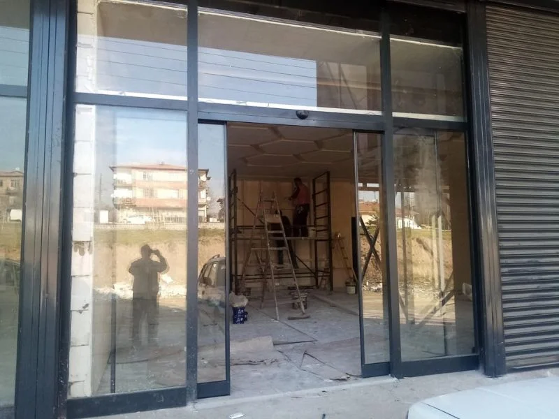 Ankara'da bir işletme için Yıldırım Kepenk ile montajı yapılan fotoselli cam kapı sistemi.