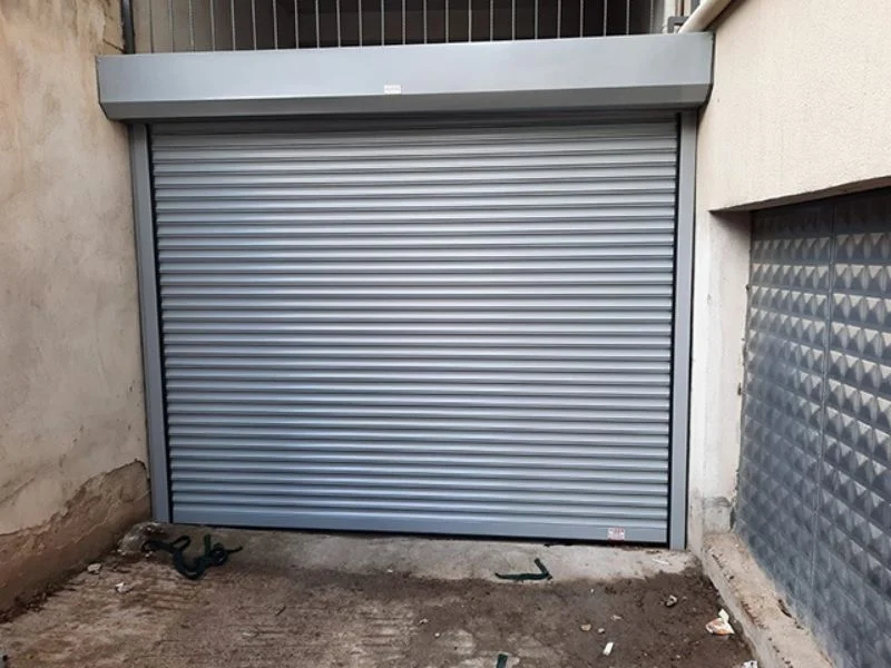 Ankara’da Yıldırım Kepenk tarafından merdiven altına monte edilmiş gri renkli sac kepenk sistemi.