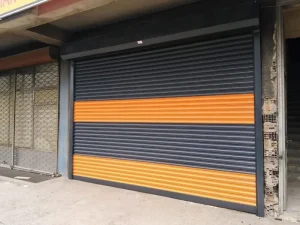 Ankara'da Yıldırım Kepenk tarafından montaj yapılan, turuncu ve siyah detaylı otomatik kepenk sistemi,