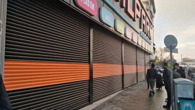 Milpark Alışveriş Merkezi'ne monte edilen Yıldırım Kepenk'in turuncu ve siyah detaylı otomatik kepenk sistemi.