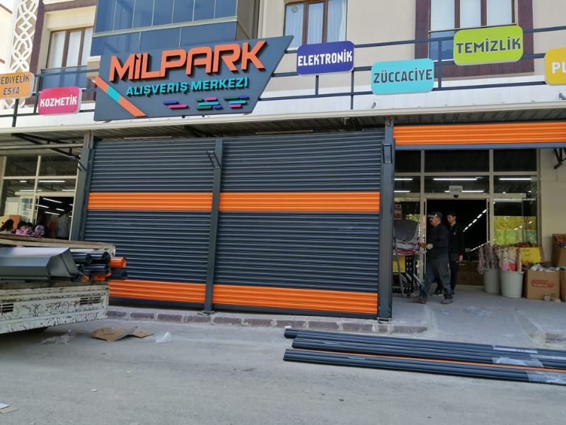 Milpark Alışveriş Merkezi'ne Yıldırım Kepenk tarafından monte edilen turuncu ve siyah detaylara sahip otomatik kepenk sistemi.