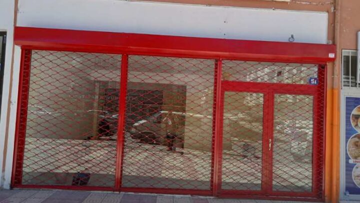 Ankara'da Yıldırım Kepenk tarafından montajı yapılmış, estetik ve dayanıklı kırmızı örgü kepenk sistemi.