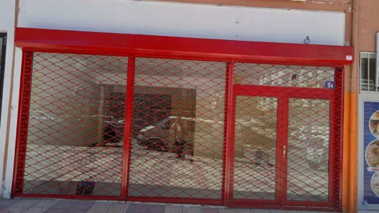 Ankara'da Yıldırım Kepenk tarafından montajı yapılmış, estetik ve dayanıklı kırmızı örgü kepenk sistemi.