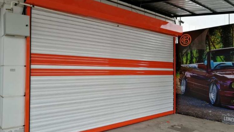 Ankara'da bir iş yerinde kullanılan beyaz ve turuncu detaylı otomatik kepenk sistemi. Yıldırım Kepenk'in kaliteli ve modern otomatik kepenk çözümleri.