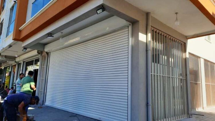 Ankara'da bir iş yerinde montajı yapılmış beyaz sac kepenk sistemi. Yıldırım Kepenk'in güvenlik ve estetik sağlayan sac kepenk çözümleri.