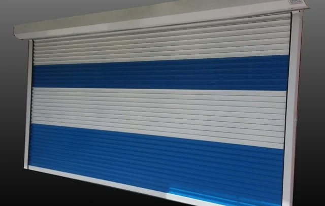 Mavi ve beyaz çizgili otomatik kepenk kapısı, Yıldırım Kepenk tarafından sunulan modern ve güvenilir kepenk sistemi.