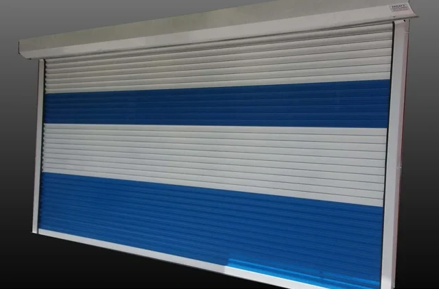 Mavi ve beyaz çizgili otomatik kepenk kapısı, Yıldırım Kepenk tarafından sunulan modern ve güvenilir kepenk sistemi.
