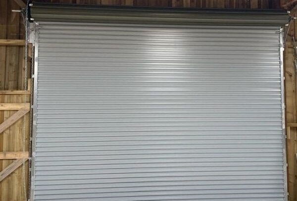 Ankara'da dayanıklı galvaniz çelikten üretilmiş manuel sac kepenk modeli, estetik ve güvenilir çözüm.